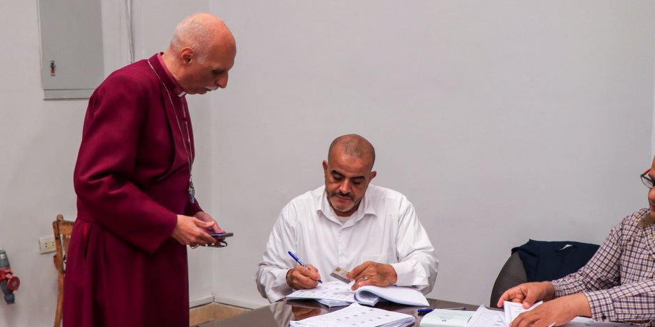 رئيس أساقفة الكنيسة الأسقفية يُدلي بصوته في انتخابات مجلس النواب