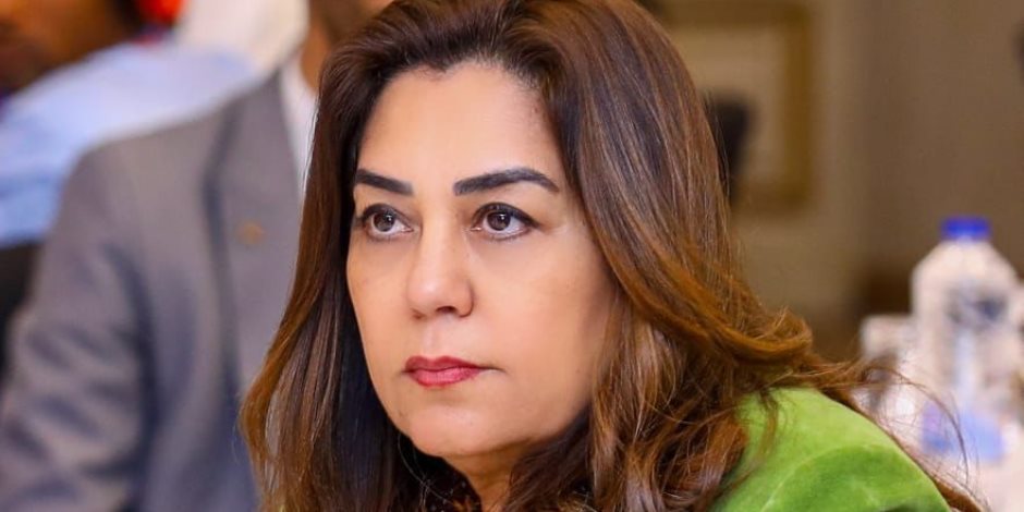 منال عوض: إعداد خطة تشغيل منتظمة لسيارات المراكز التكنولوجية المتنقلة وتعميم آليات التحصيل الإلكتروني