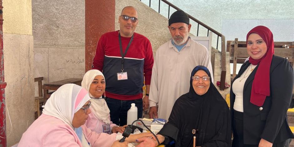  فرق الرعاية الطبية تساند الناخبين داخل معهد القابوطي خلال اليوم الثاني للتصويت ببورسعيد 