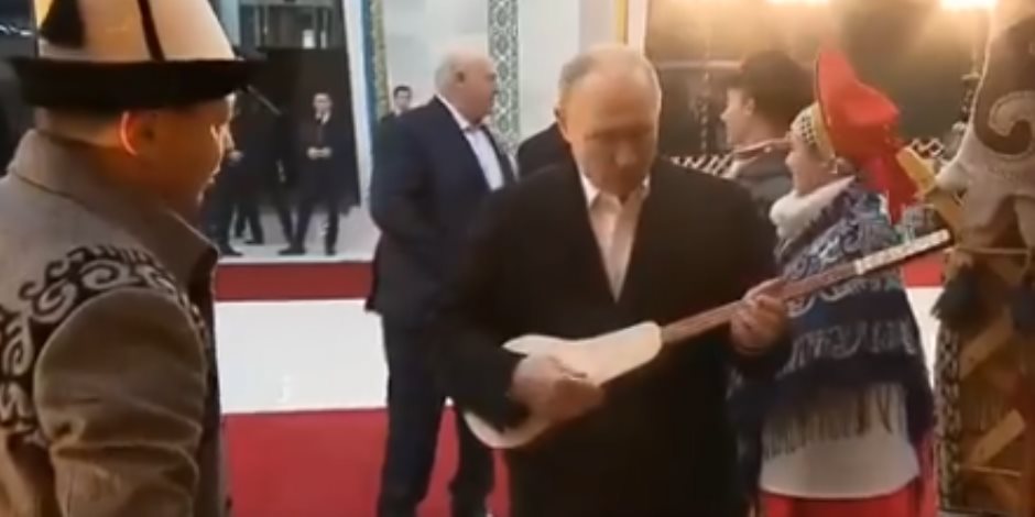 الرئيس الروسى فلاديمير بوتين يعزف على آلة الكوموز فى قرغيزستان