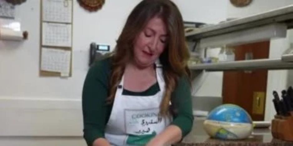 سفيرة أمريكا بالقاهرة تمازح المصريين : بحبكم زى ما الدجاج يحب الديك.. فيديو