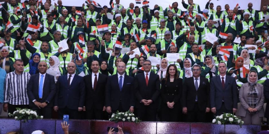 محافظ الجيزة يكرّم 170 عاملاً بالنظافة من المشاركين في أعمال تجميل محيط المتحف المصري الكبير