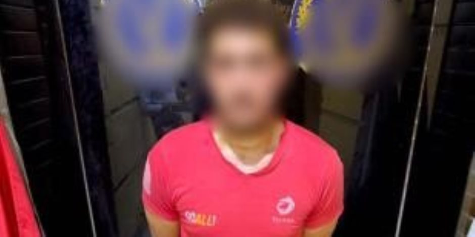 ضبط أحد الأشخاص بالقاهرة لقيامه بإدارة صفحة بمواقع التواصل للترويج لبيع أسلحة بيضاء بمقابل مادي