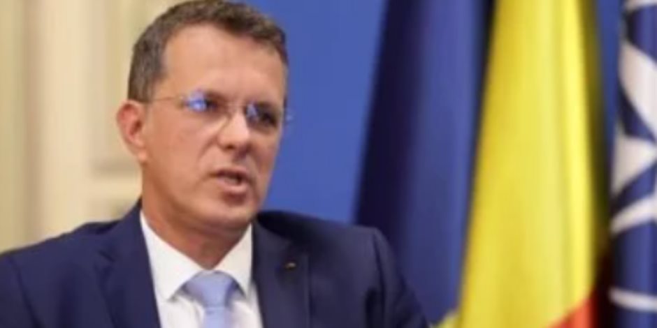 وزير الدفاع الرومانى يستقيل بعد فضيحة سيرته الذاتية.. اعرف التفاصيل