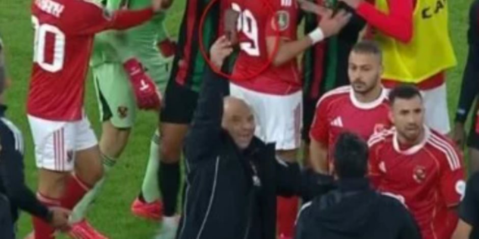 "آلة حادة" وزجاجات مياه سبب أزمة مباراة الأهلي والجيش الملكي المغربي