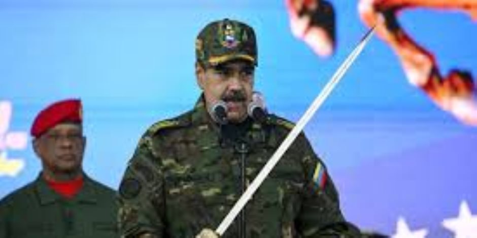 صحيفة إيه بى سى الإسبانية: رئيس فنزويلا يتحدى ترامب بـ زي عسكري وسيف