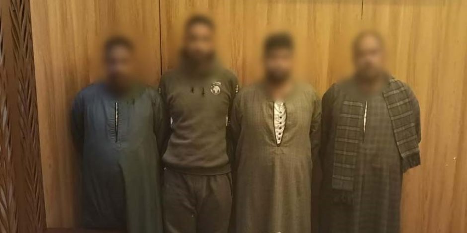 القبض على 4 أطلقوا أعيرة نارية بالهواء وتشاجروا مع عامل بموقع تحت الإنشاء فى الجيزة