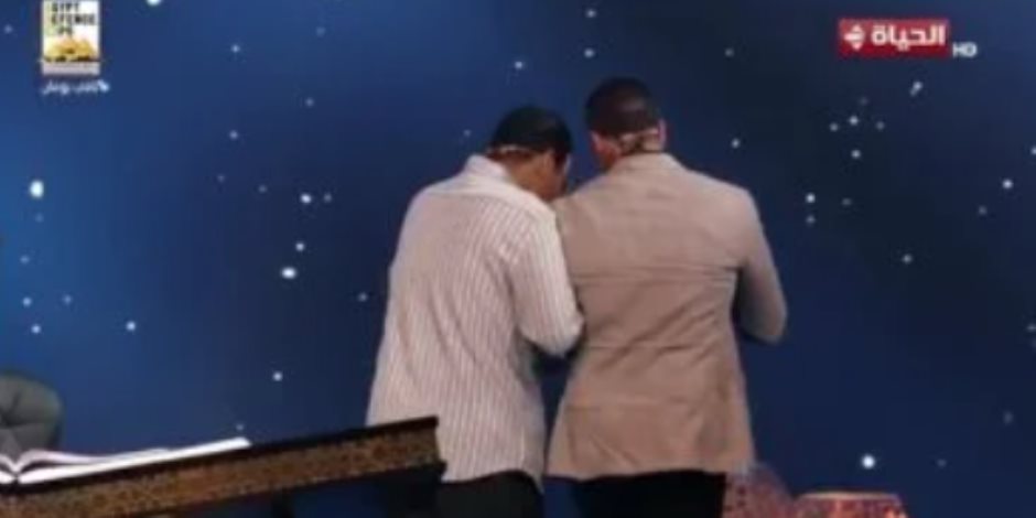 مصطفى حسنى يترك مقعده ليأخذ بيد المتسابق أحمد على ويوصله خارج الاستوديو