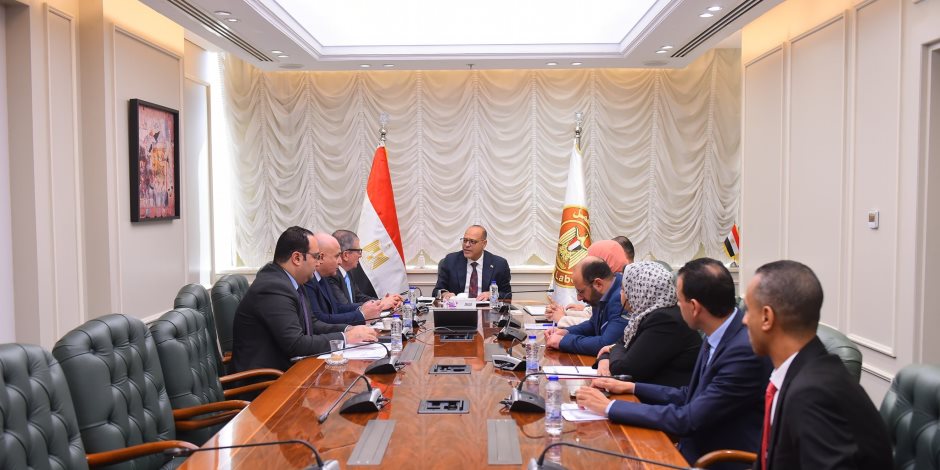 وزير العمل يبحث مع التأمينات آليات توسيع مظلة الحماية للعمالة غير المنتظمة