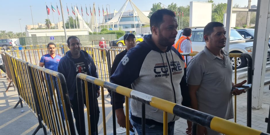 المصريون في الكويت يتوافدون للمشاركة بعملية إعادة التصويت بالمرحلة الأولى (صور)