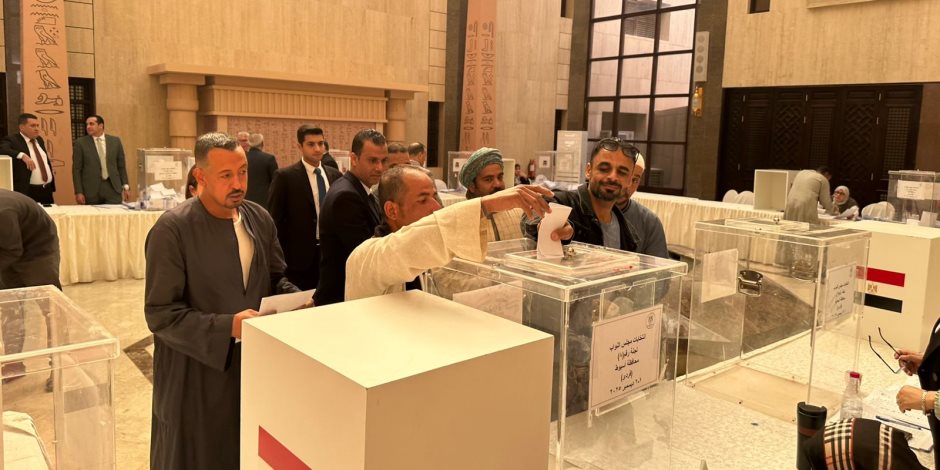 توافد على مقر السفارة بالسعودية للتصويت بانتخابات الإعادة لمجلس النواب