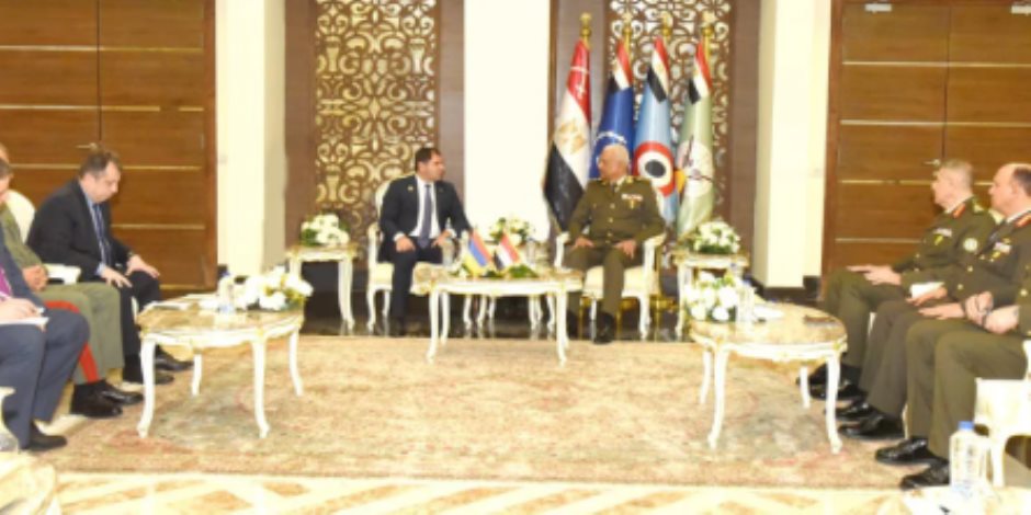 وزير الدفاع ورئيس أركان حرب القوات المسلحة يلتقيان عددا من قادة الوفود العسكرية