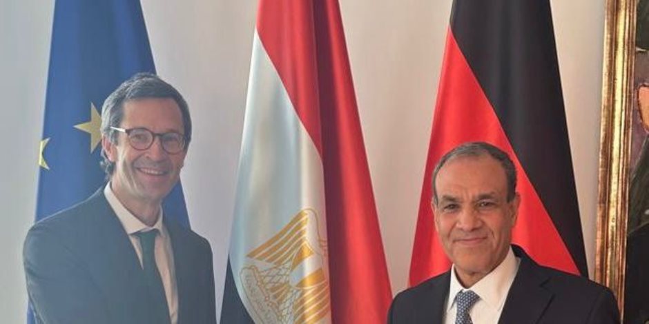 وزير الخارجية يلتقي مستشار الامن القومى بالمستشارية الألمانية