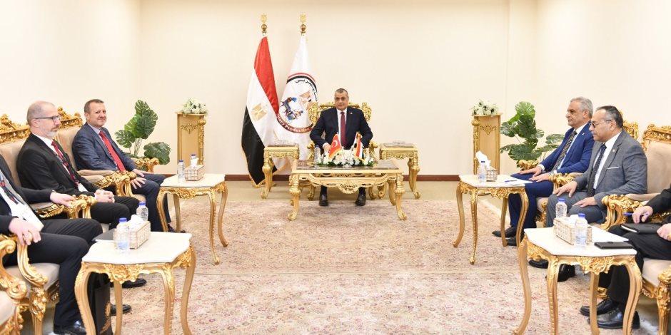 وزير الدولة للإنتاج الحربي يستقبل رئيس هيئة الصناعات الدفاعية التركية لبحث أوجه التعاون المشترك
