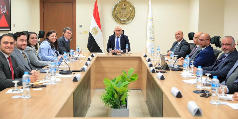 «عبد اللطيف» يستعرض مع المدير الإقليمي للبنك الدولي خطط تطوير منظومة التعليم