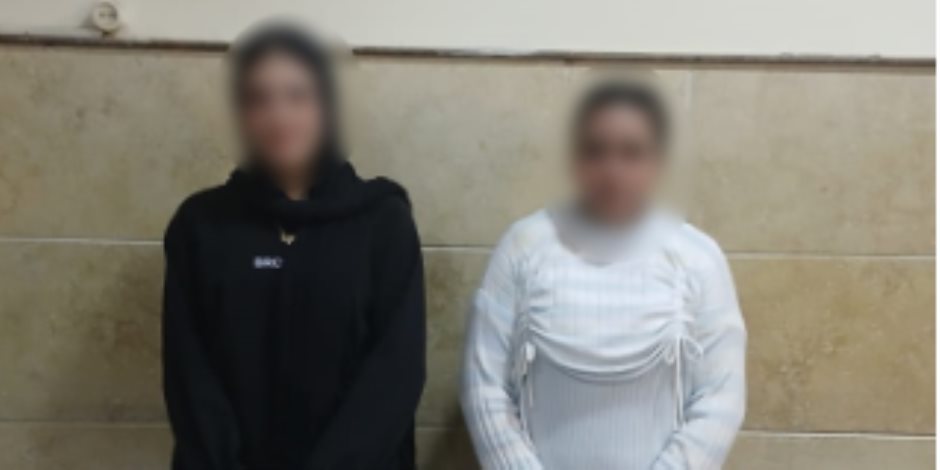 ضبط سيدتين بحوزتهما كروت دعاية انتخابية بمحيط لجنة في دمنهور قبل توزيعها على الناخبين  