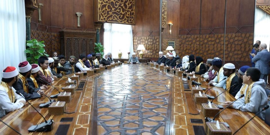 شيخ الأزهر يلتقي طلاب مدرسة "الإمام الطيب" ويشيد بحفظهم المتقن لكتاب الله بالقراءات العشر