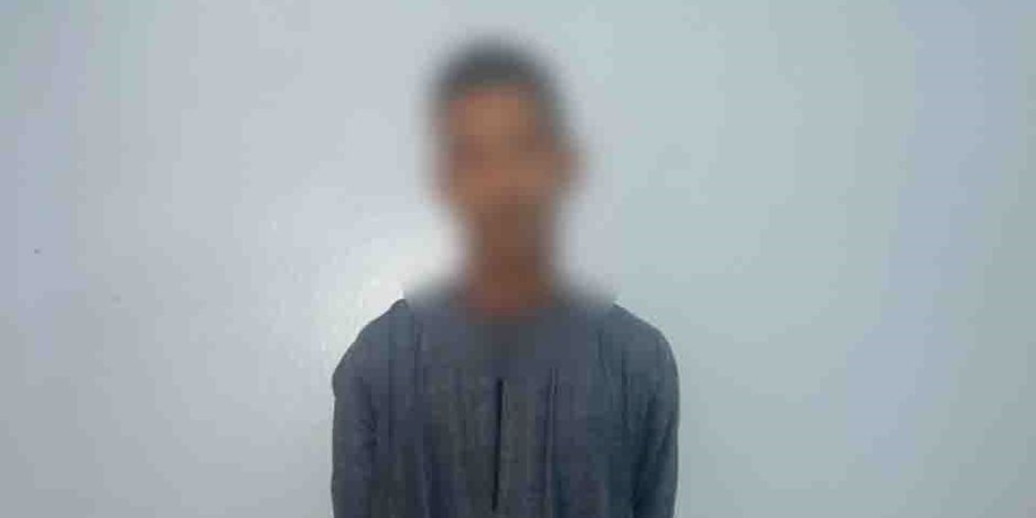 خدمات تأمين الدوائر الإنتخابية فى قنا تضبط عاطل بحوزته عدد من البطاقات الشخصية لمواطنين 