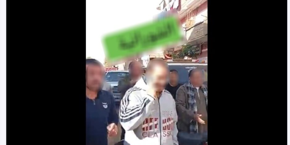 ضبط المتورطين فى واقعة توزيع مبالغ مالية من سيارة مرشح على الناخبين فى قرية بسوهاج