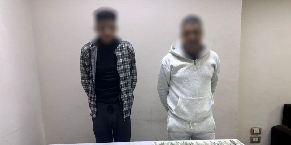 ضبط شخصان فى قنا يجمعان بطاقات الناخبيين وتوزيع مبالغ مالية عليهم للتصويت لمرشح