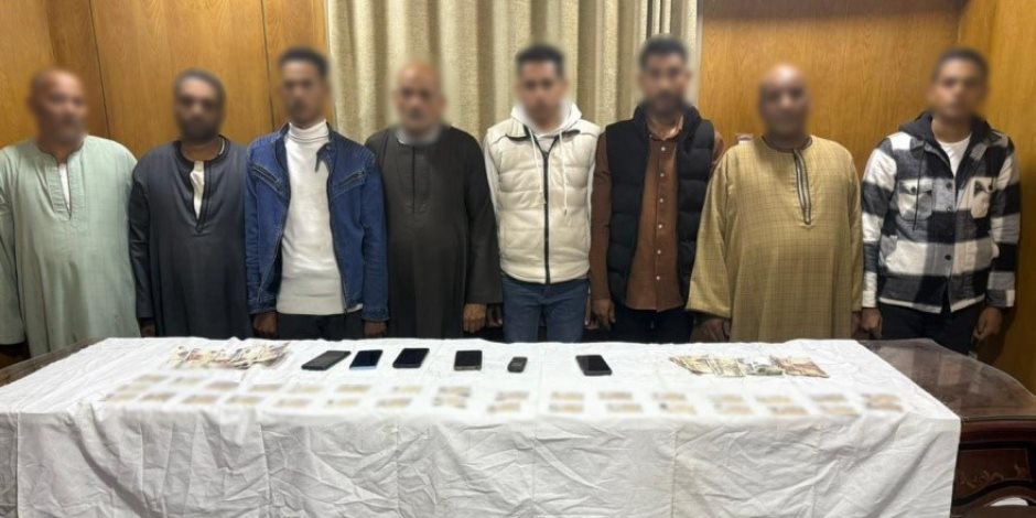 أمن سوهاج يضبط 8 أشخاص بمحيط دائرة انتخابية فى طما بحوزتهم بطاقات ناخبين ومبلغ مالى