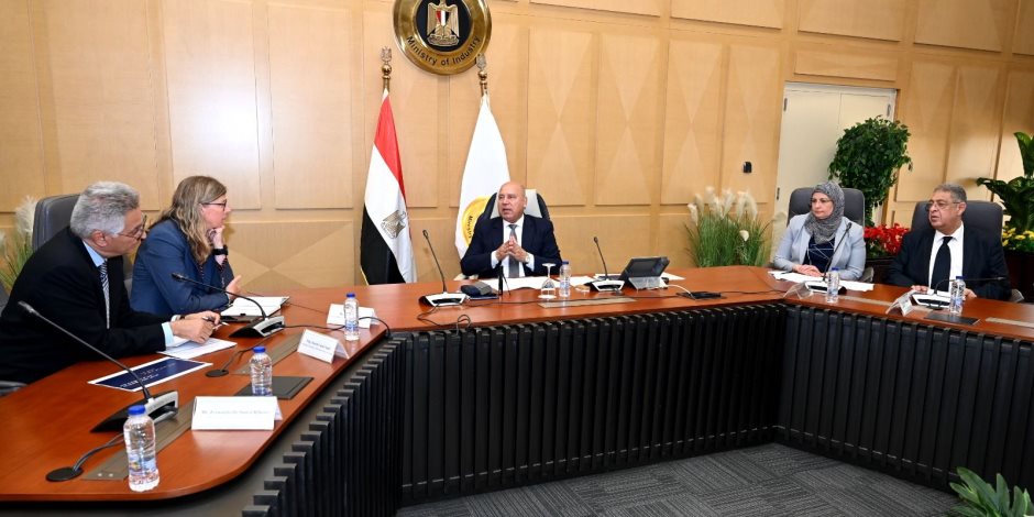 وزير الصناعة والنقل يبحث مع الرئيس التنفيذي لمجموعة فولكس فاجن الألمانية خطة المجموعة لتصنيع السيارات في مصر