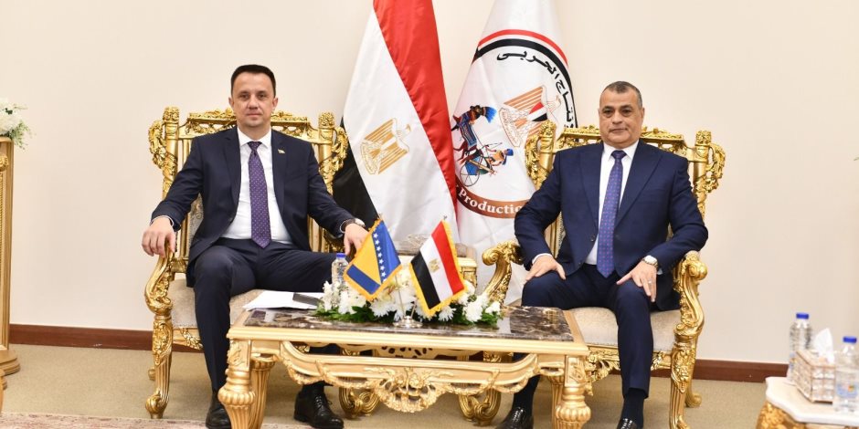 وزير الدولة للإنتاج الحربي ووزير الطاقة والتعدين البوسني يناقشان سبل التعاون 