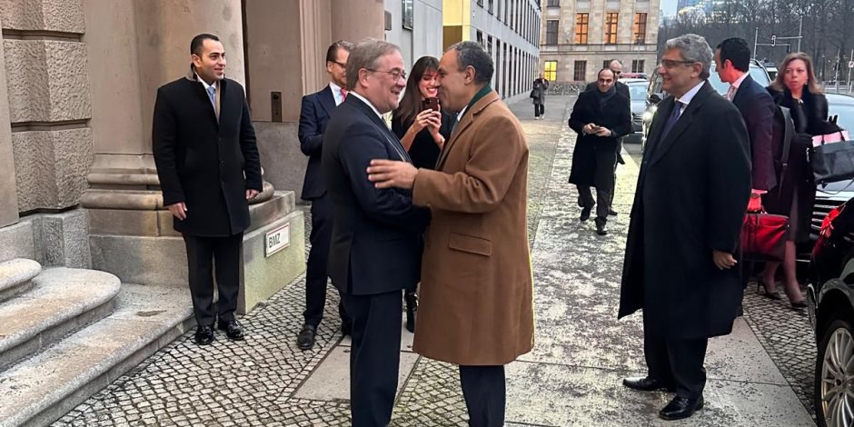 وزير الخارجية يلتقي رئيس لجنة العلاقات الخارجية بالبرلمان الألماني