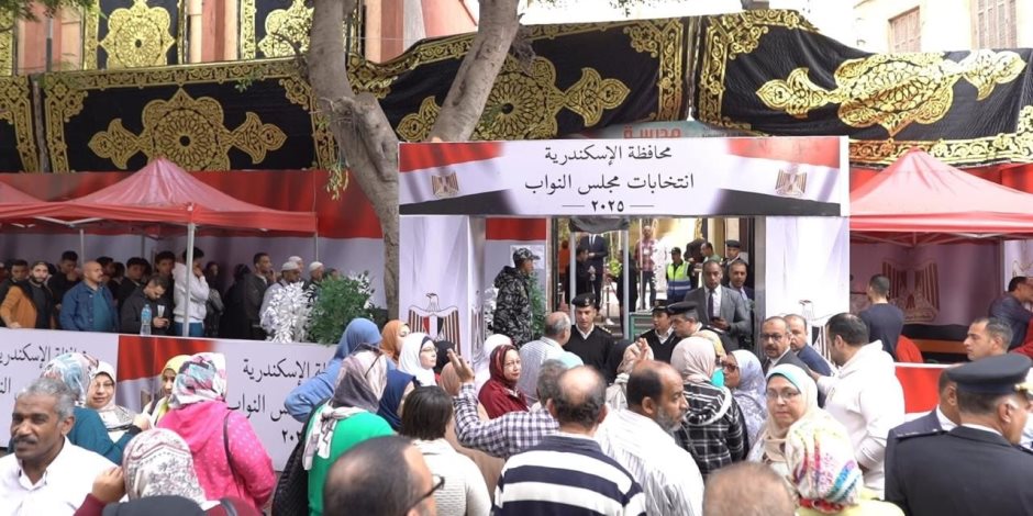 إقبال الشباب والسيدات على لجان دائرة الرمل للإدلاء بأصواتهم في جولة إعادة انتخابات مجلس النواب