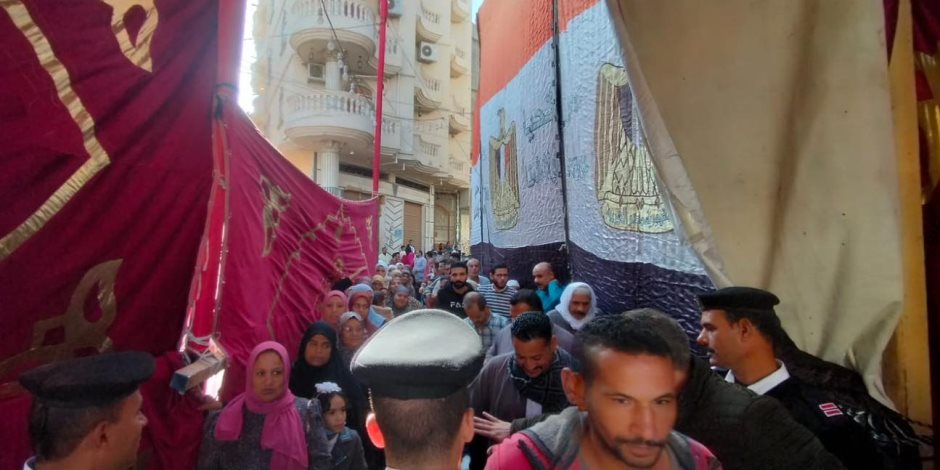 إقبال الناخبين بلجان دمنهور للتصويت في انتخابات مجلس النواب 