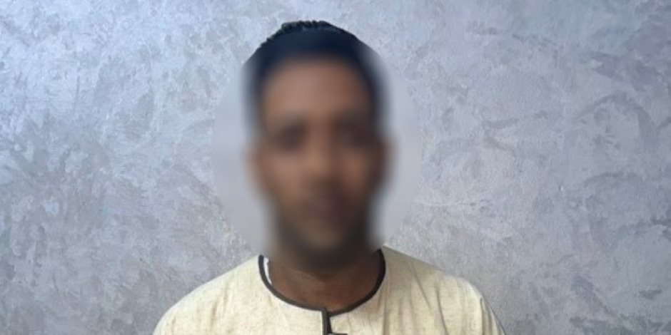 ضبط شخص فى محيط دائرة انتخابية بقنا بحوزته بطاقات شخصية ومبالغ مالية لتوزيعهم على الناخبين 