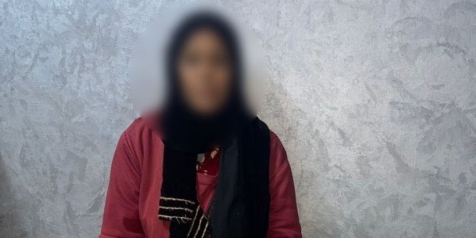 أمن قنا يضبط سيدة بمحيط دائرة انتخابية تجمع بطاقات الناخبين للتصويت لصالح مرشح 