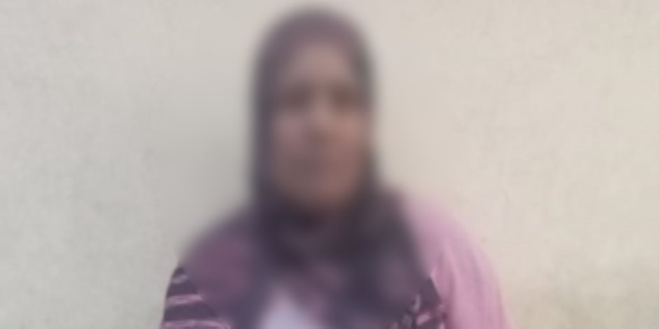 ضبط سيدة بمحيط دائرة انتخابية فى دمنهور توزع كروت الدعاية الخاصة بأحد المرشحين