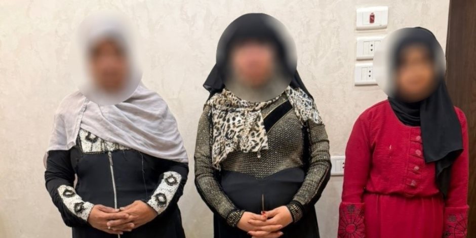 أمن سوهاج يضبط 3 سيدات يوزعن مبالغ مالية وكروت دعاية خاصة بمرشح فى جرجا