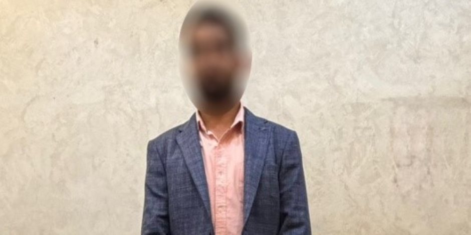 الخدمات الأمنية فى جرجا تضبط شخص يوزع مبالغ مالية على الناخبين لصالح إثنين من المرشحين