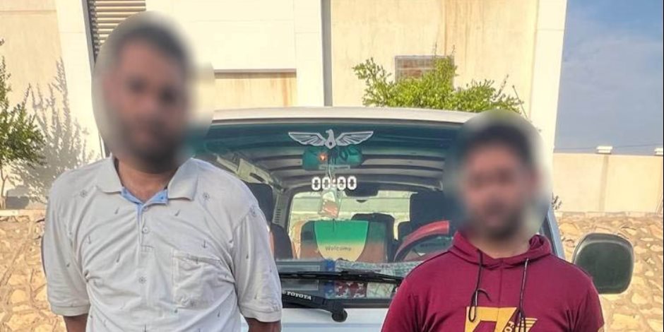 الخدمات الأمنية فى البحيرة تضبط شخصان بمحيط لجنة انتخابية بحوزتهما مبالغ مالية لتوزيعها على الناخبين 