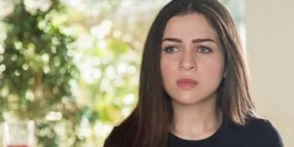 خروج والد مى عز الدين من غرفة العمليات بعد إجراء عملية جراحية دقيقة