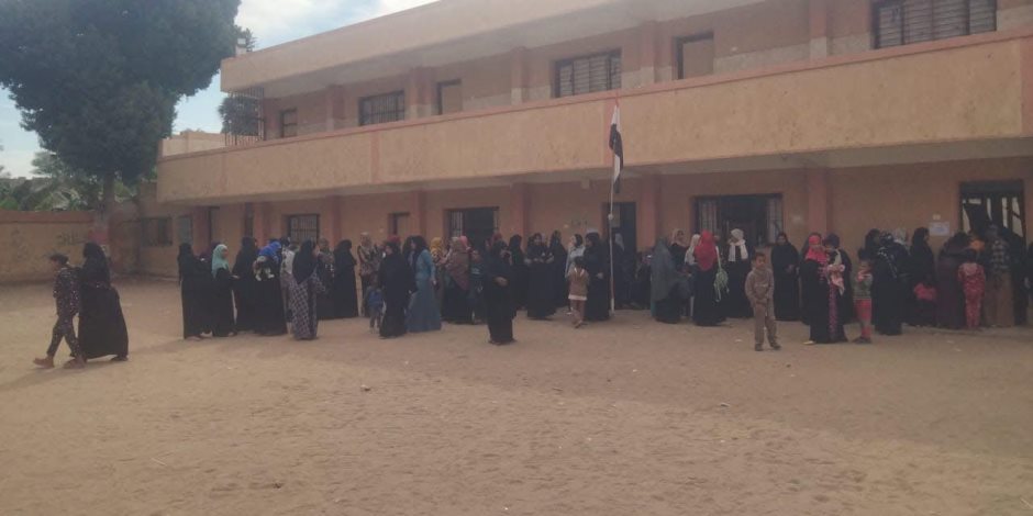 انتظام التصويت في لجان مركز قنا للإدلاء بأصواتهم في انتخابات مجلس النواب