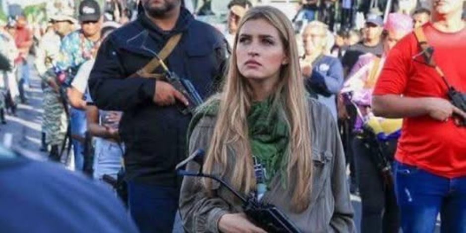 جميلات فنزويلا يحملن البنادق الآلية للتصدي لمواجهة ترامب