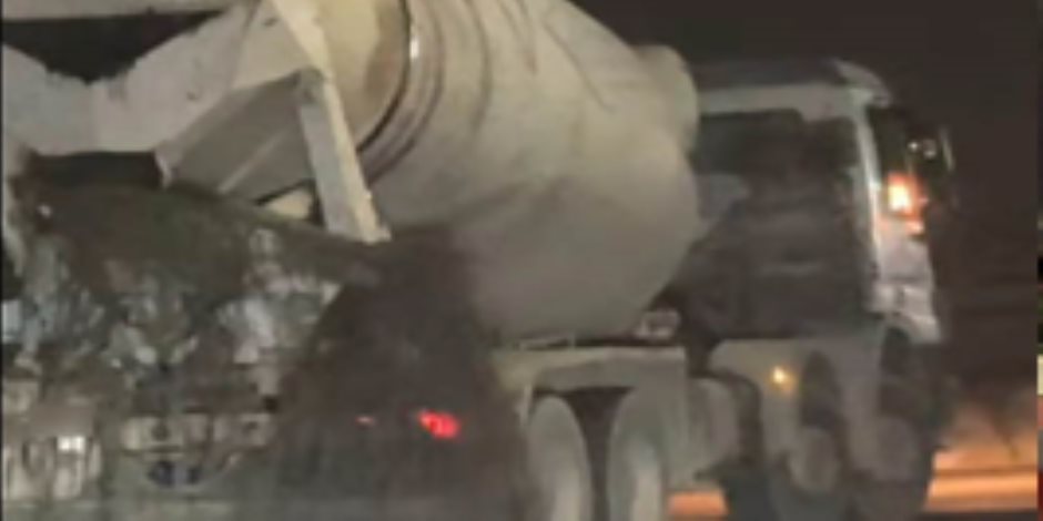 سقوط أسمنت من سيارة نقل بالمقطم في مقطع فيديو متداول وتعريض المواطنين للخطر