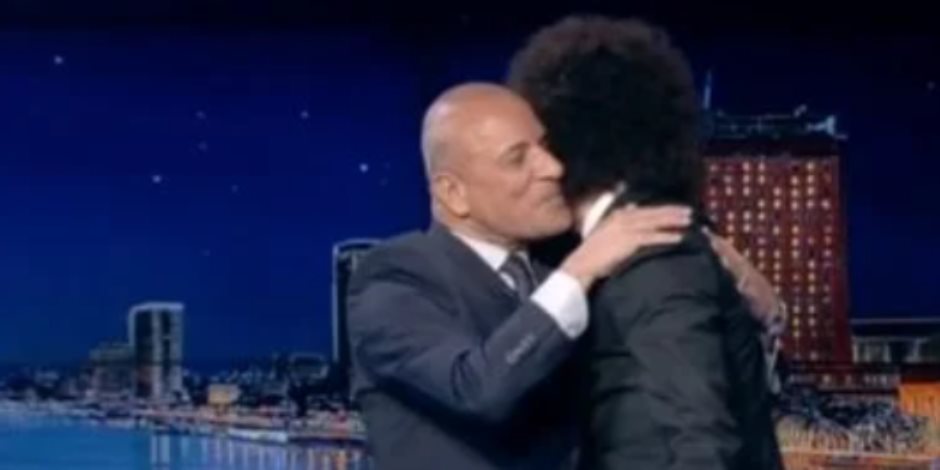 أحمد موسى يعانق أحمد عبد القادر ميدو على الهواء: حمدا لله على السلامة