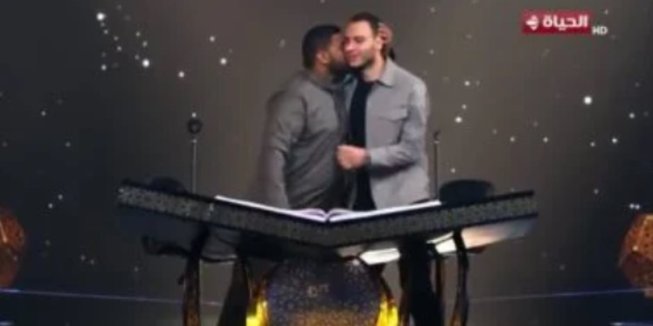 لمسة إنسانية.. متسابق فائز يقبل رأس منافسه المودع لدولة التلاوة