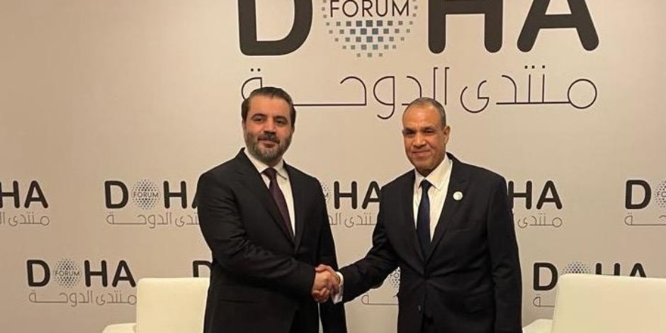 وزير الخارجية يلتقي نظيره السوري بمنتدى الدوحة ويؤكد على رفض أي محاولات للمساس بأمن سوريا