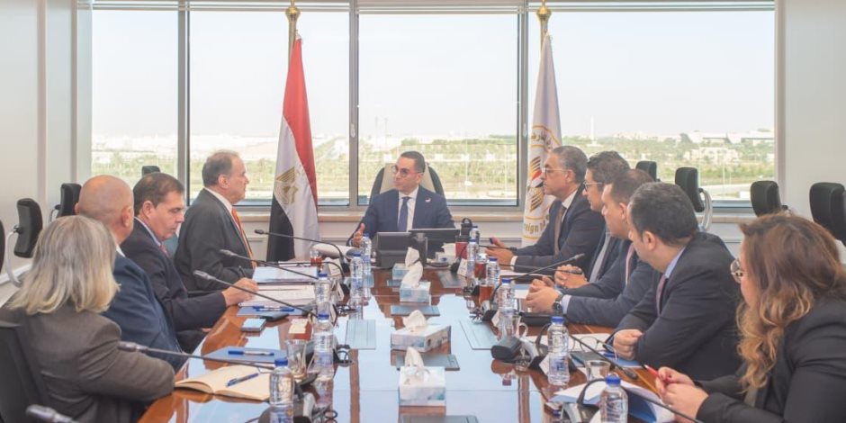 وزير الاستثمار يبحث مع "بلومبرج جرين" الأمريكية إنشاء مركز إقليمى للأمن الغذائى وتوطين تكنولوجيا الحفظ الزراعى