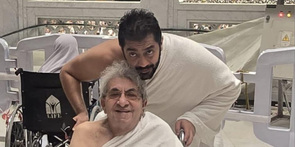 أحمد فلوكس يصطحب والده فاروق فلوكس لأداء مناسك العمرة على كرسى متحرك