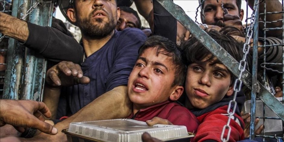 أطفال غزة يعانون سوء تغذية حاد… و«الأونروا» تحذر من انهيار القدرة على تقديم الخدمات