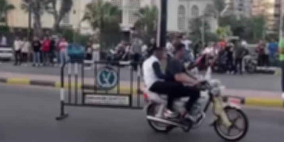 كشف ملابسات مقطع فيديو سحب أحد الأشخاص حواجز المرور ببورسعيد