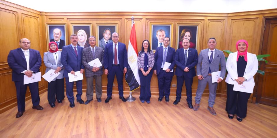 وزيرة التضامن تكرم قطاعي التركات الشاغرة والعقارات والشؤون القانونية ببنك ناصر الاجتماعي 