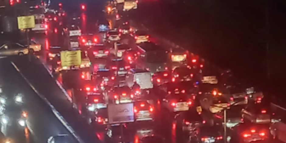 زحام مرورى بمحاور القاهرة والجيزة بالتزامن مع سقوط الأمطار