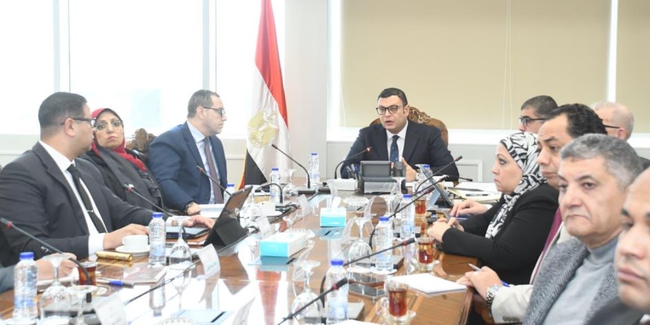 وزير الإسكان يتابع سير العمل بقطاع التخطيط والمشروعات بهيئة المجتمعات العمرانية
